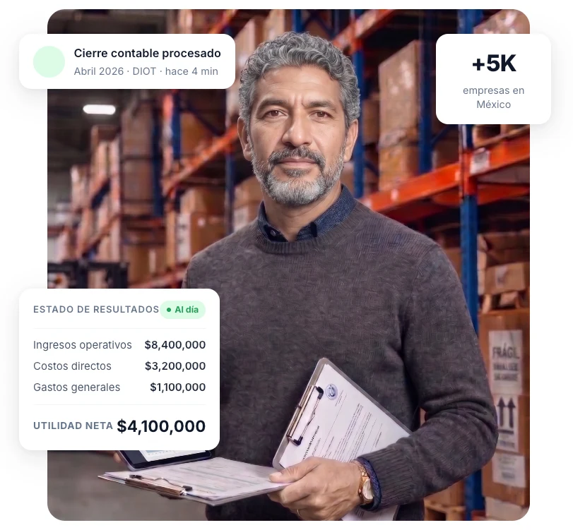 Empresario usando Alegra ERP para gestionar su operación